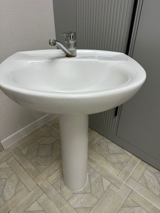 Раковина с краном