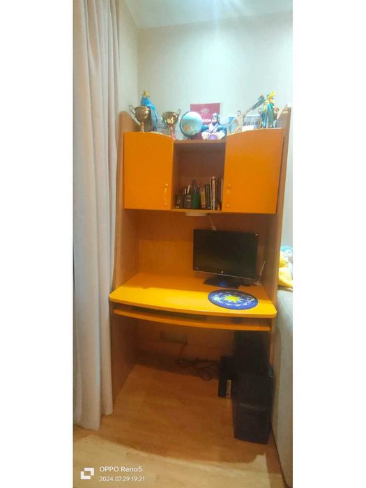 Детский стол + комод для игрушек