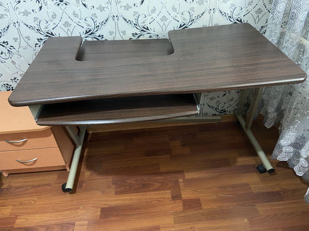 Продам компьютерный стол