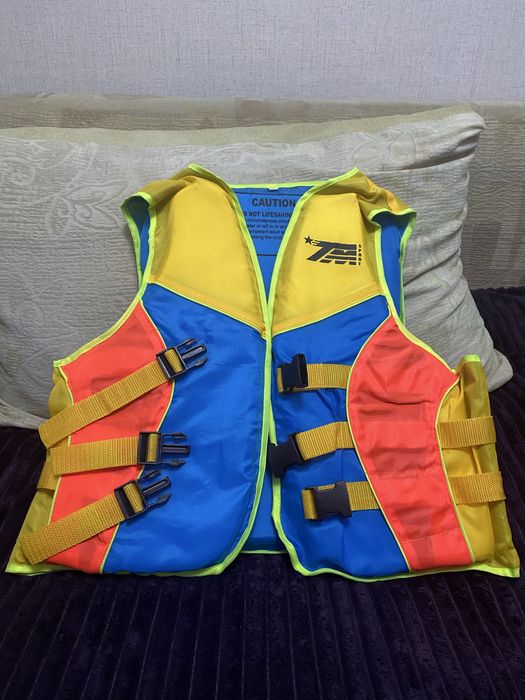 Жилет плавательный