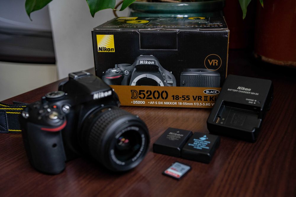 Nikon D5200 – stare excelenta, 2 baterii + card 64GB