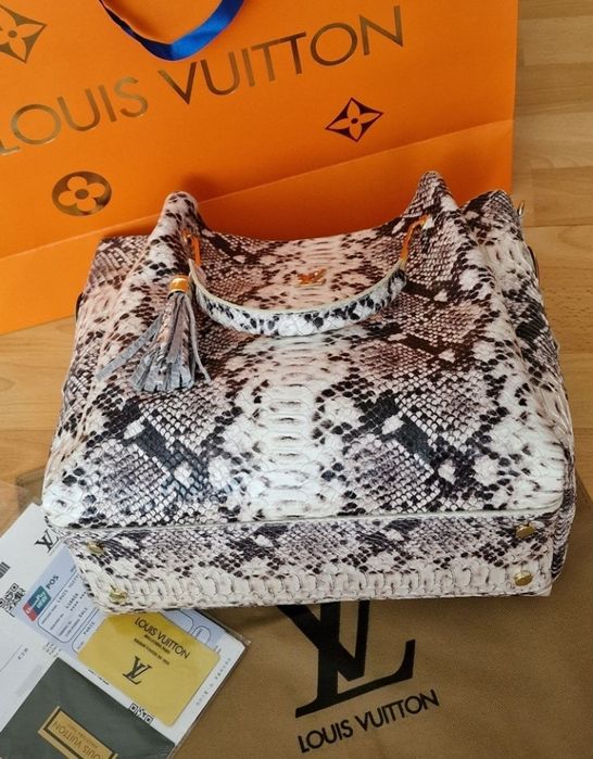 Geanta piele naturala LV,model croco,logo metalic auriu,saculet, etich