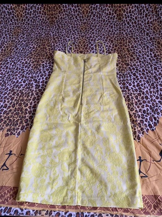 Платье ярко лимонного цвета на бретельках