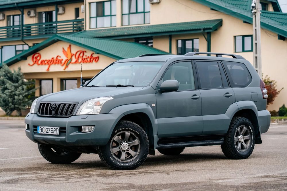 Toyota Land Cruiser 8 locuri / Vopsea  raptor  /  Full  Option