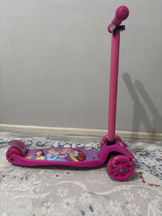 Детский самокат розовый с принцессами, почти новый, не использовался