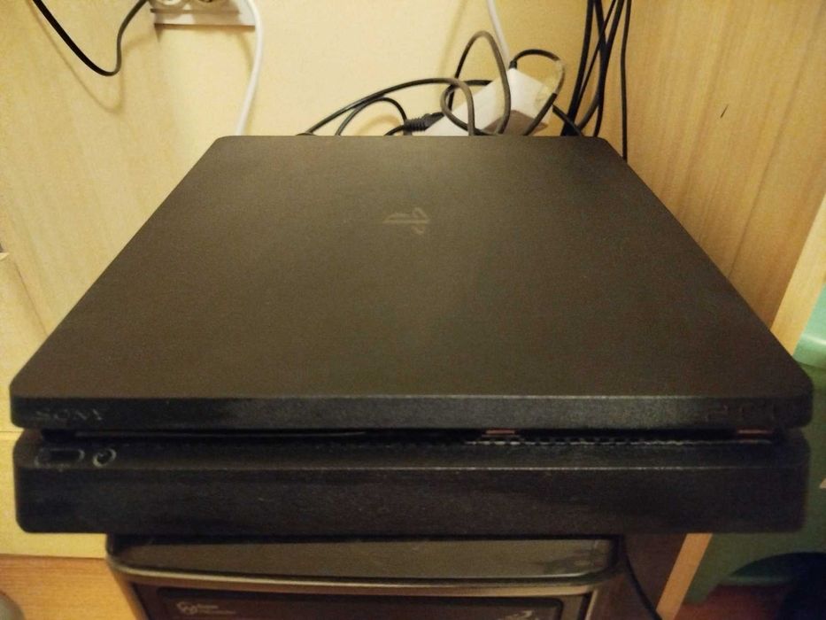 Play Station 4 Slim + 2 джойстика + 16 игри