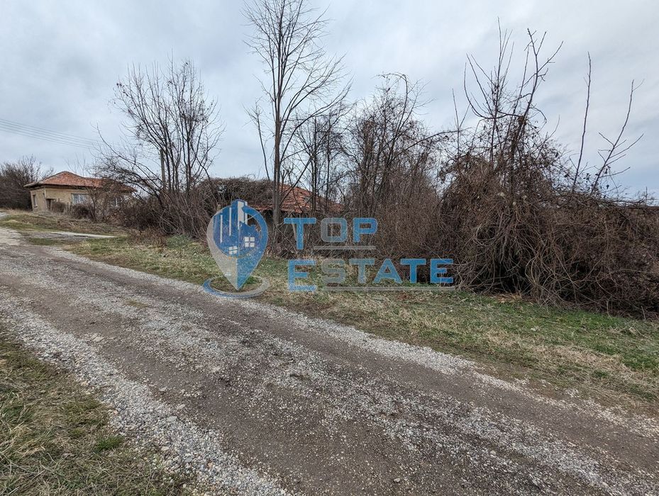 Парцел със стара къща в село Орловец
