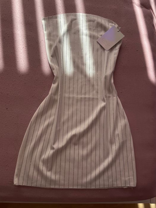 Нова къса бяла рокля с блестящ акцент