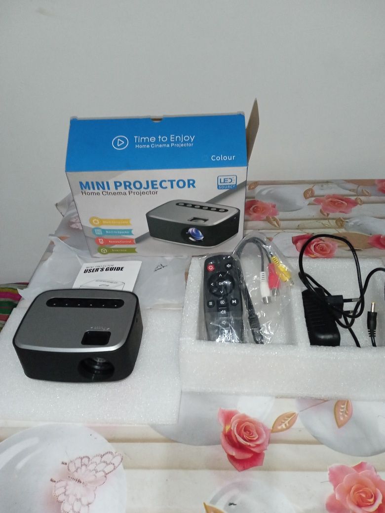 Mini projector sotiladi yangi