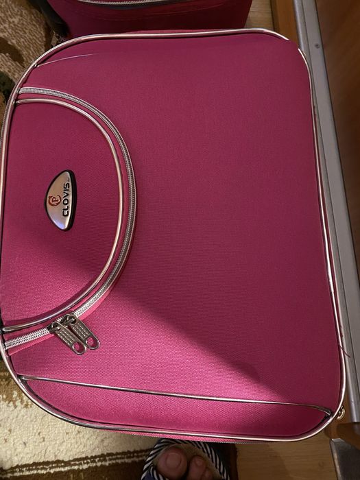 Trei genti de voiaj de marime mica