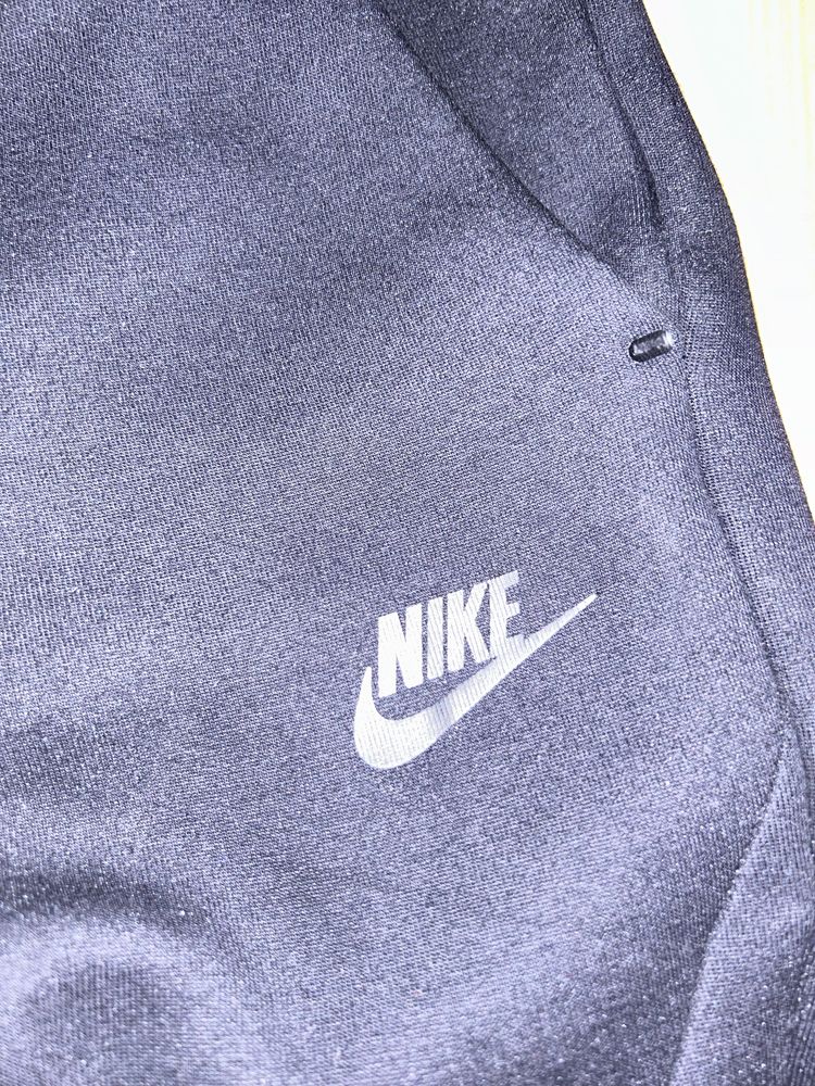 Pantaloni Nike Tech negri