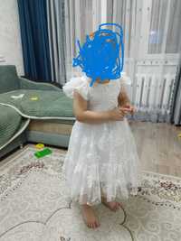 Продам детское белое платье на 4-5 лет