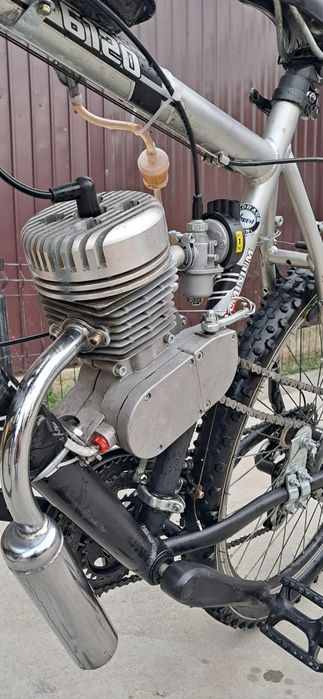 Vând bicicleta cu motor 80cc in 2 t