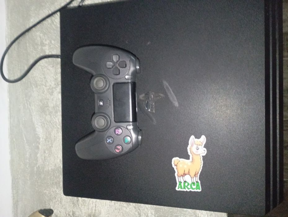 Vând Ps4 Pro,Sau schimb cu un ps5 digital cu 2 controllere+diferența