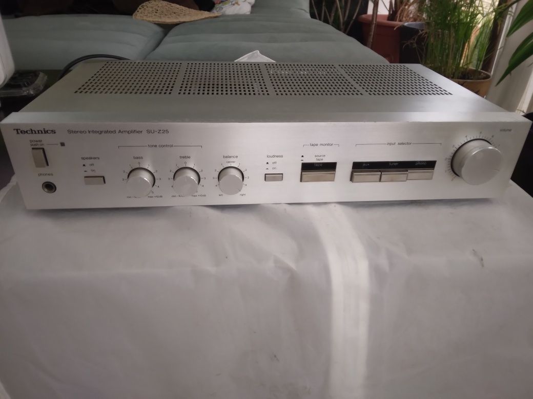 Technics SU-Z25

Stereo Integrated Amplifier (1982-83)