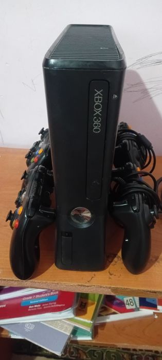 XBOX 360 SLIM 4 джостики и 13 игры
