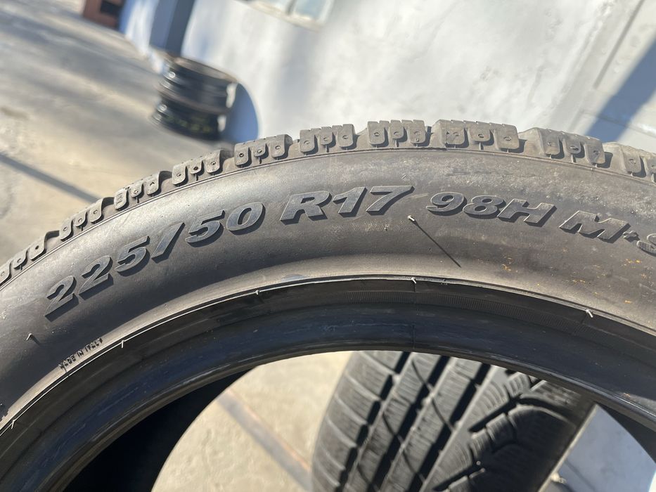 2 бр. зимни гуми 225/50/17 Pirelli DOT 3722 5,5 mm