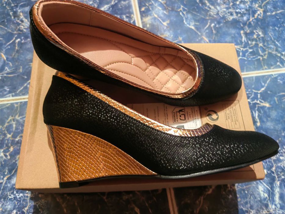 Дамски обувки с платформа.