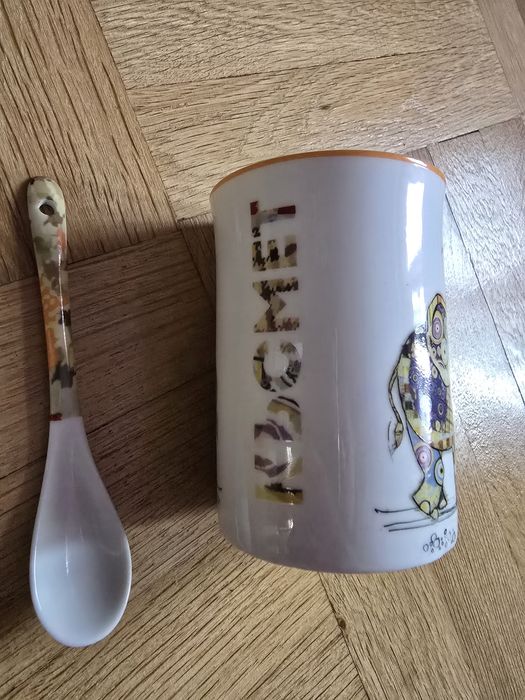 Чисто нова чаша с лъжичка към нея