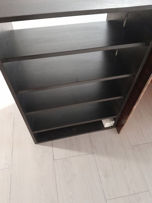 Vand 2 rafturi vitrine ( forneti) cu lumini