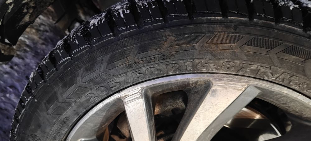 Продам комплект зимней резины на 16