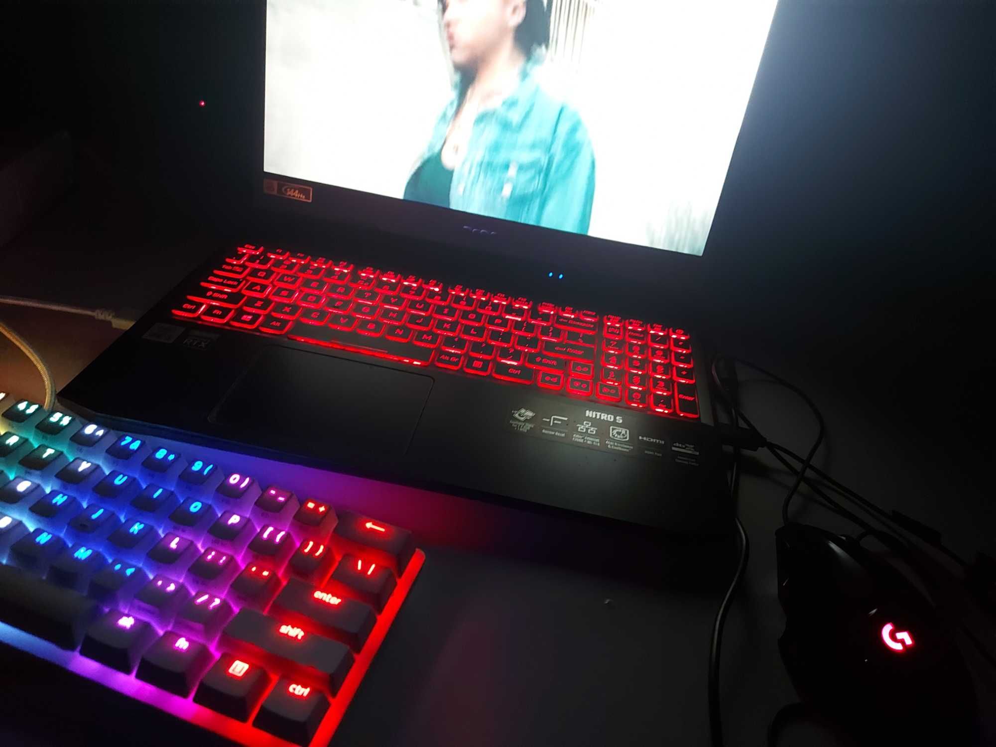 Vând laptop gaming cu tastatura si mouse