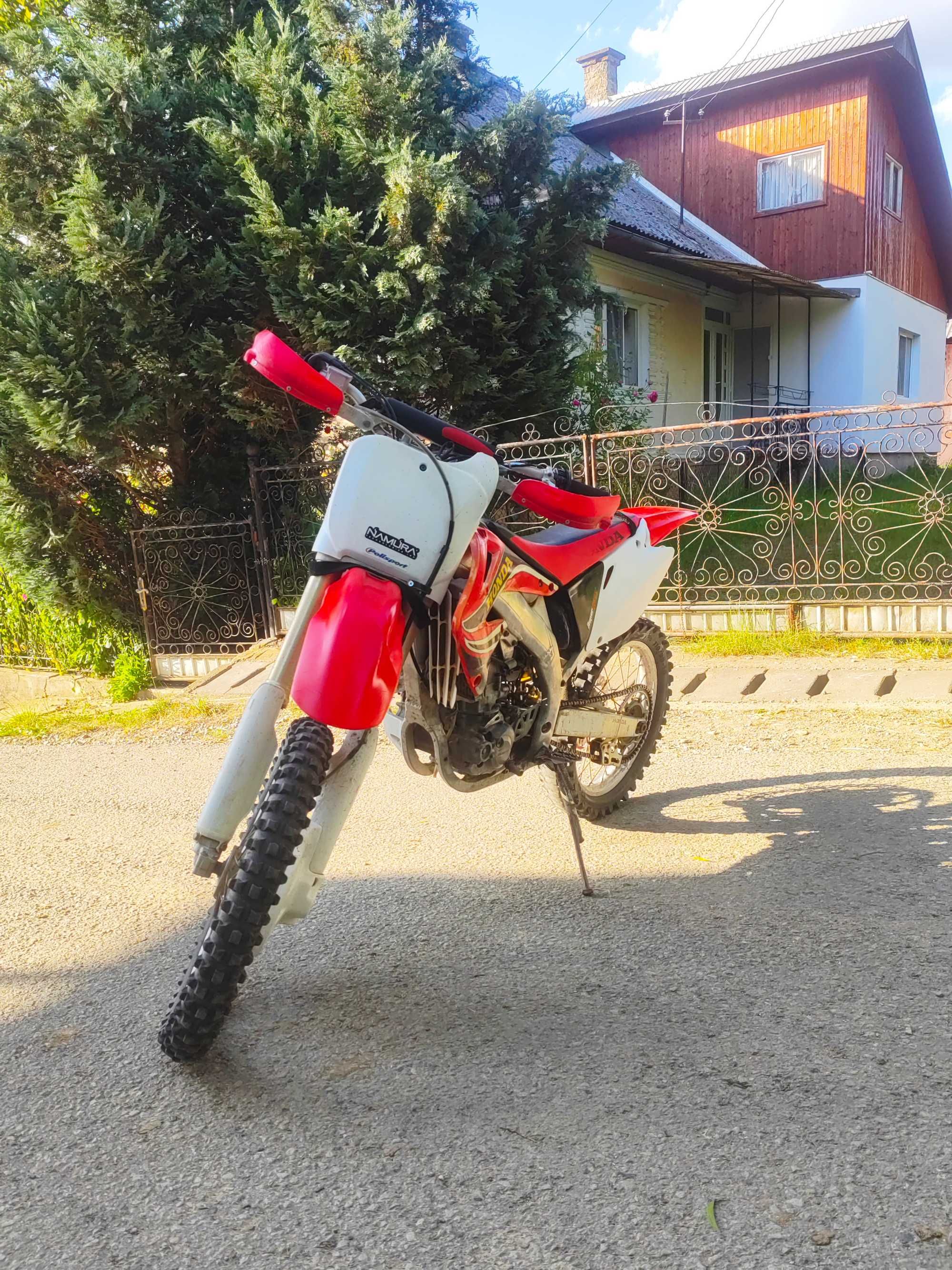 Un Honda CRF 450 curat si   gata de explorat.