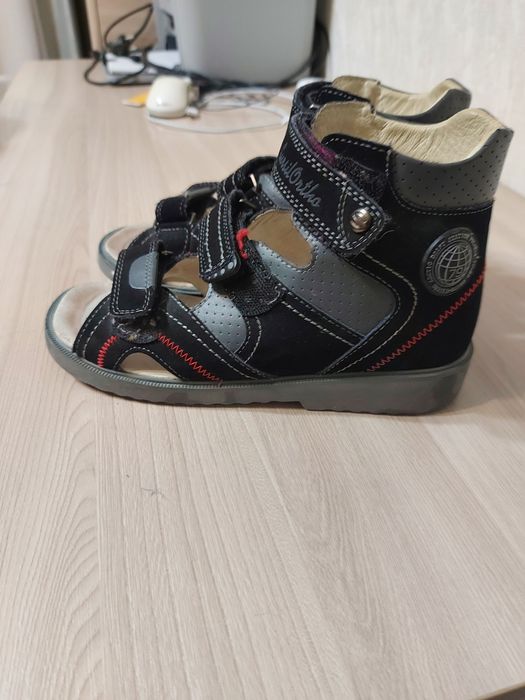 Ортопедические сандалии новые  33 р