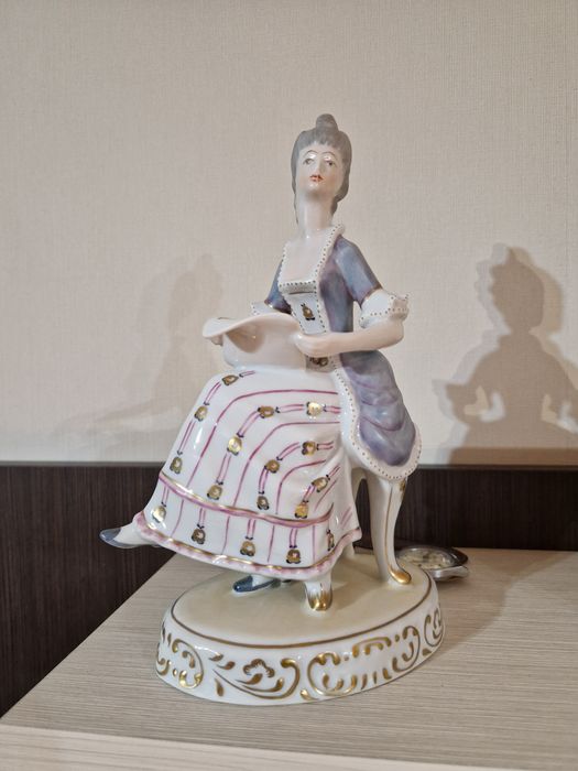 Прекрасна антикварна  унгарска порцеланова фигура Hollohaza