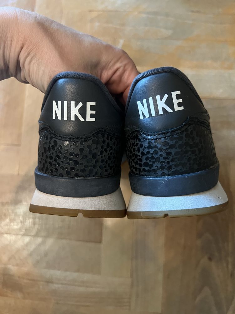 Черни маратонки Internationalist Premium Nike