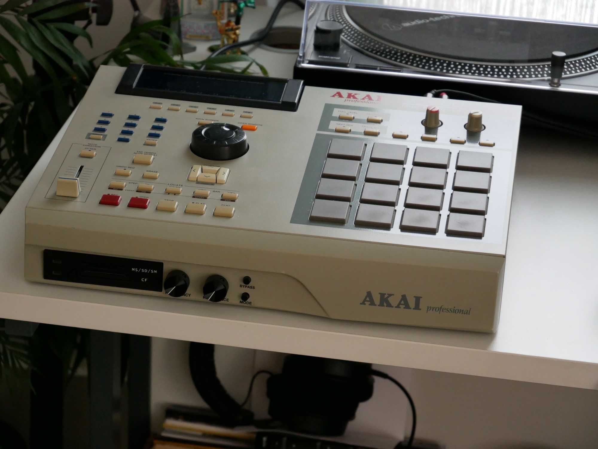 MPC 2000XL / 8 OUTS /MS / SD / SM / CF Drive / Drum Machine / Sampler