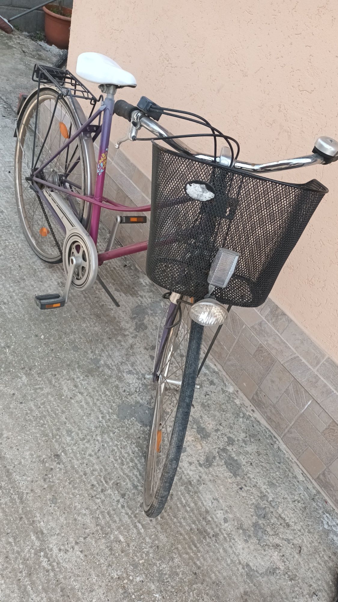 Bicicleta de damă cu coș