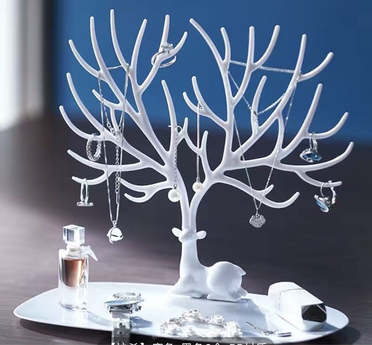 Подставка или держатель для украшений в беломм и черном цвете