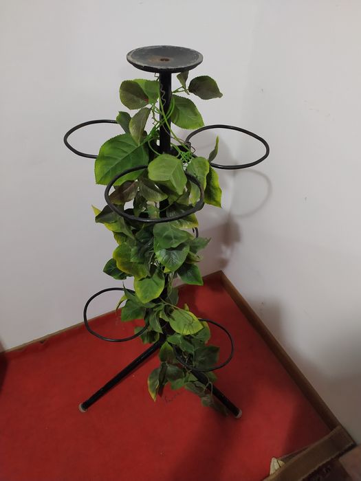 Подставка для цветов.  На 7  цветочных горшков.