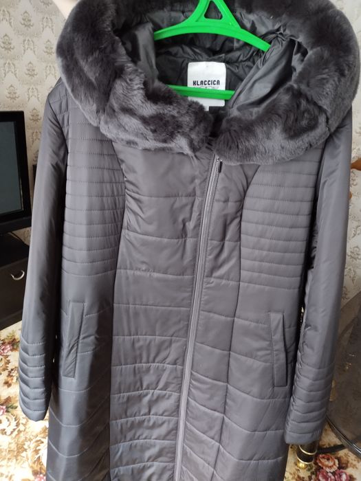 Продаем женское,зимнее пальто с капюшоном.