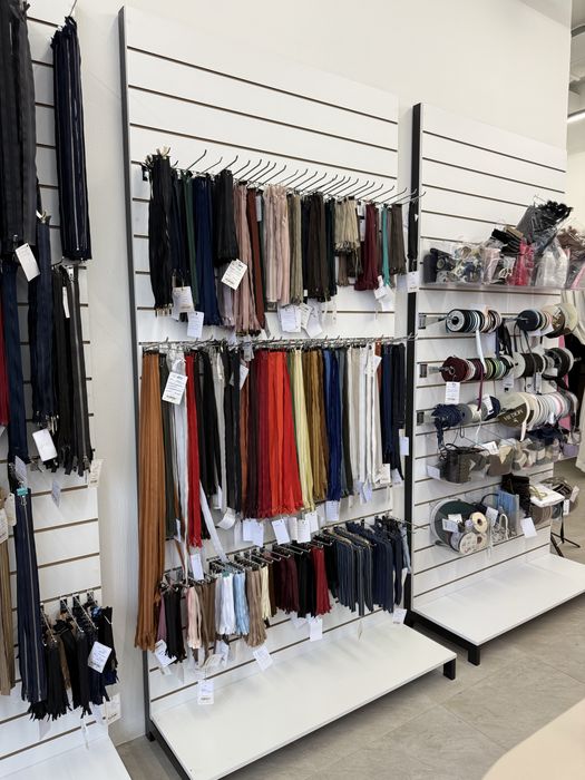 Настенные торговые панели с крючками и навесным оборудованием