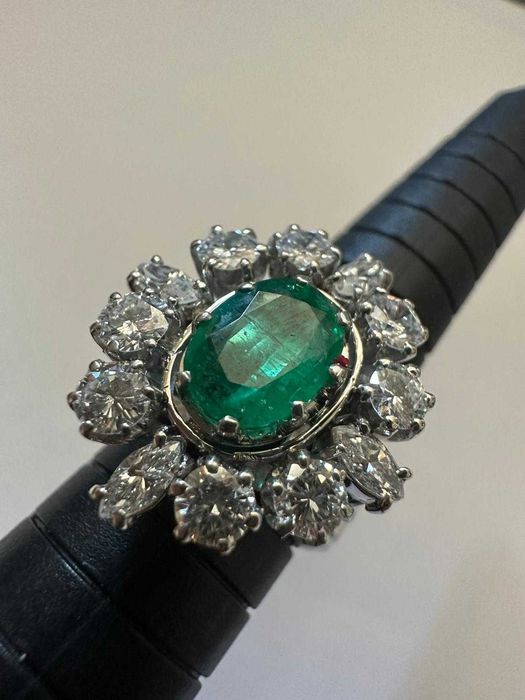 Inel din platină, decorat cu smarald și diamante