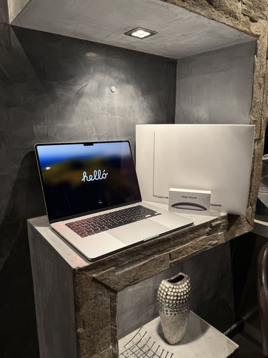 КАТО ЧИСТО НОВ Macbook Air M3 15.3" + Magic Mouse 2