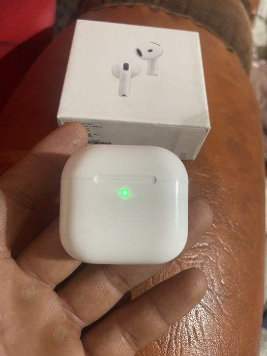 Vand Airpods 4 Apple