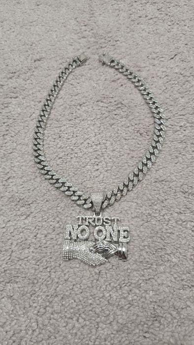 Colier  "trust no one"