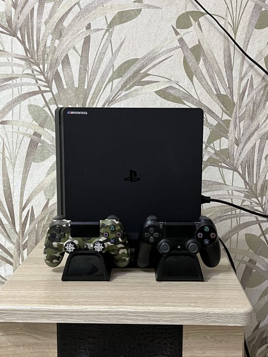 Продам PlayStation 4 slim с играми