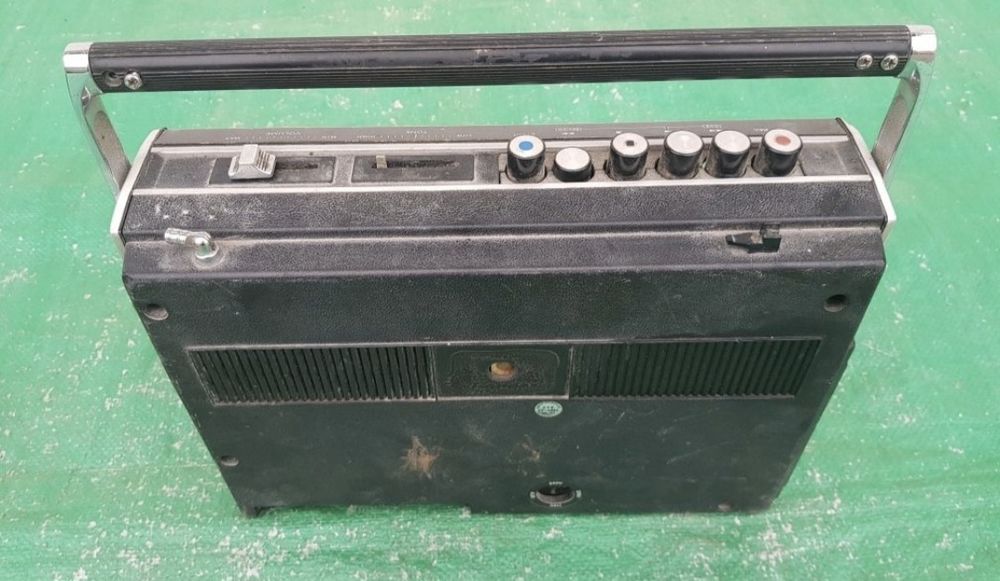 Vând Radio casetofon marca Sony model CF-420L made in japan