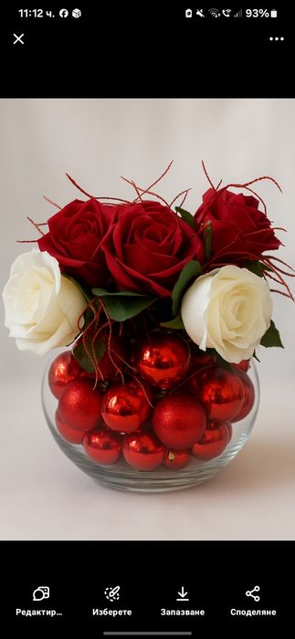 Луксозна празнична аранжировка с бели и червени рози