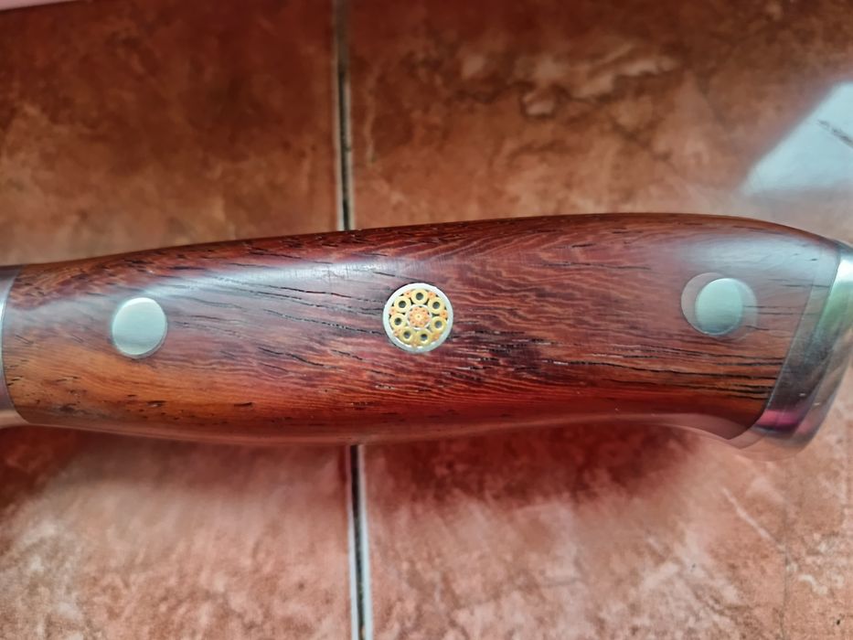 Vând cuțit oțel Damasc,absolut nou