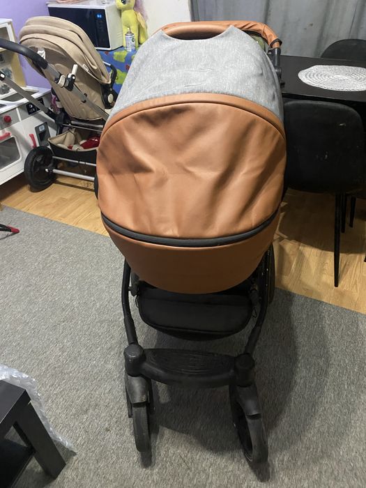 Vând uregent cărucior pentru bebeluși