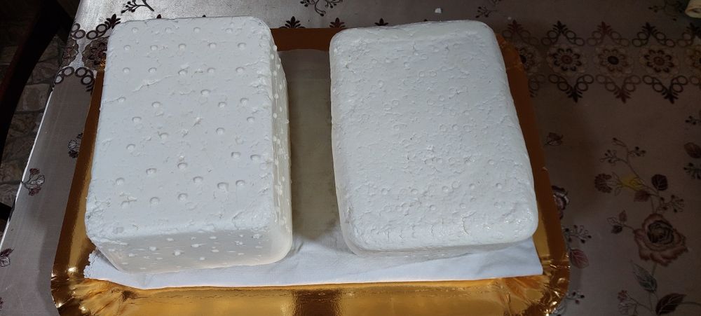 Vând brânză de vacă