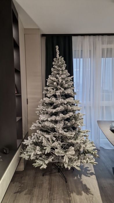 Brad de Craciun artificial cu efect de ninsoare