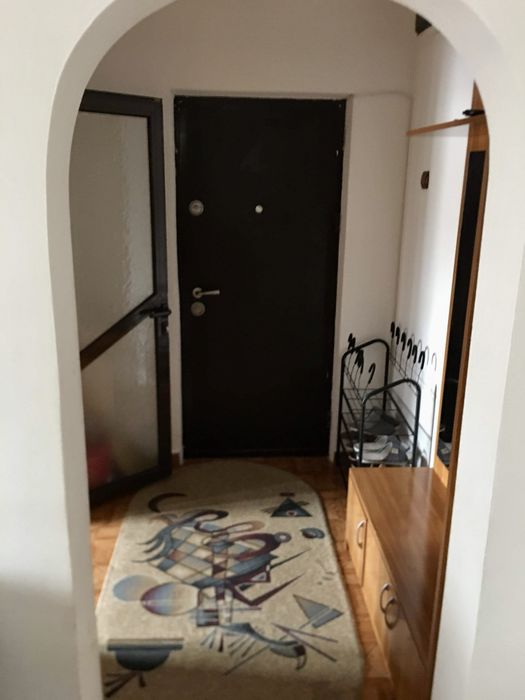 Inchiriere apartament 3 camere Bloc U 1 Mai 300EUR de pe 1 Noiembrie