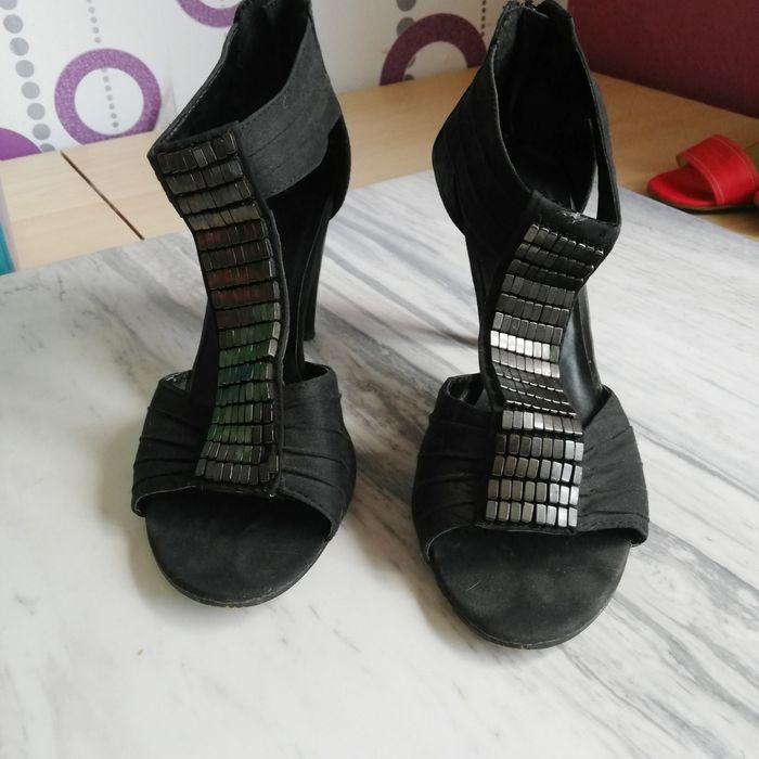 Черни сандали на висок ток