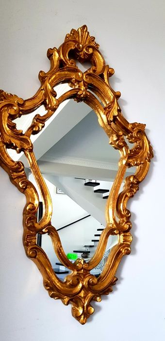 Oglindă veche cu ramă din lemn masiv